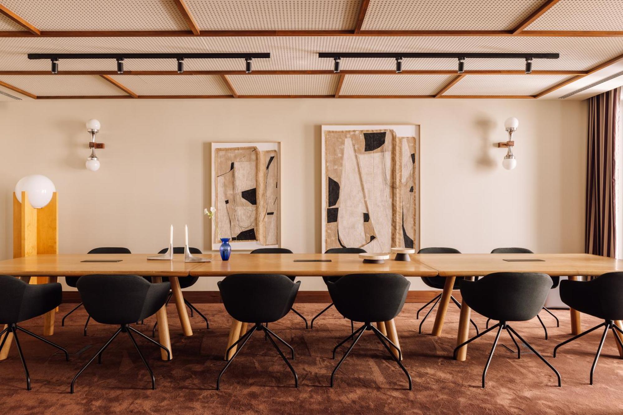 The Rebello Hotel & Spa - Small Luxury Hotels Of The World Βίλα Νόβα ντε Γκάια Εξωτερικό φωτογραφία The boardroom at the new headquarters