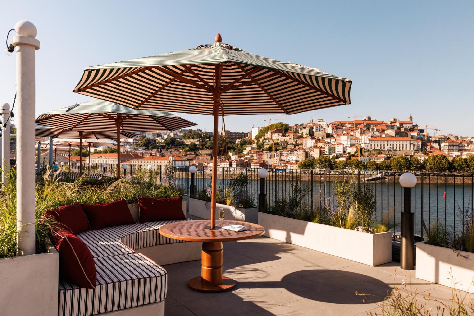 The Rebello Hotel & Spa - Small Luxury Hotels Of The World Βίλα Νόβα ντε Γκάια Εξωτερικό φωτογραφία The hotel's terrace