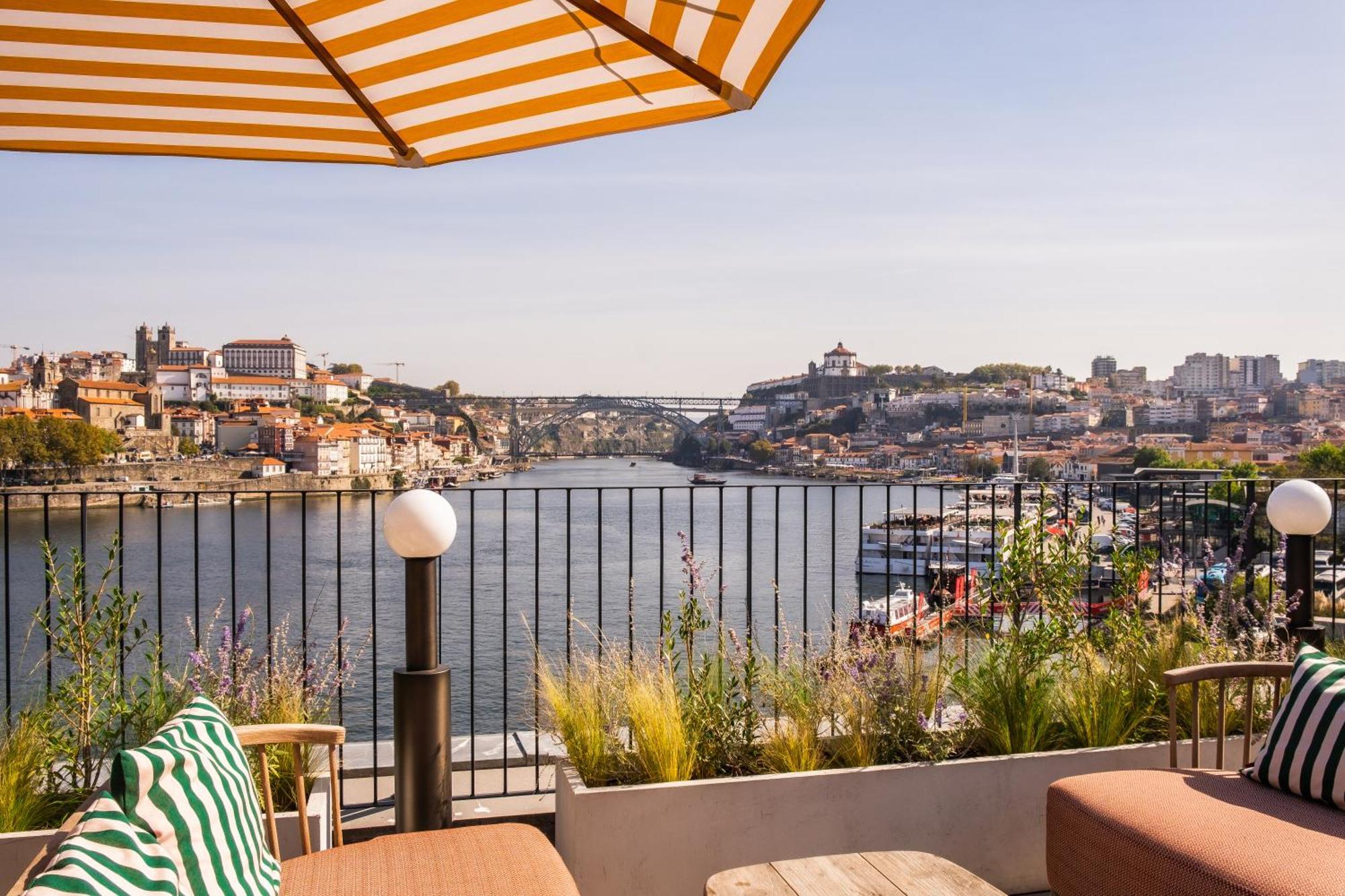 The Rebello Hotel & Spa - Small Luxury Hotels Of The World Βίλα Νόβα ντε Γκάια Εξωτερικό φωτογραφία The view from the hotel's rooftop terrace