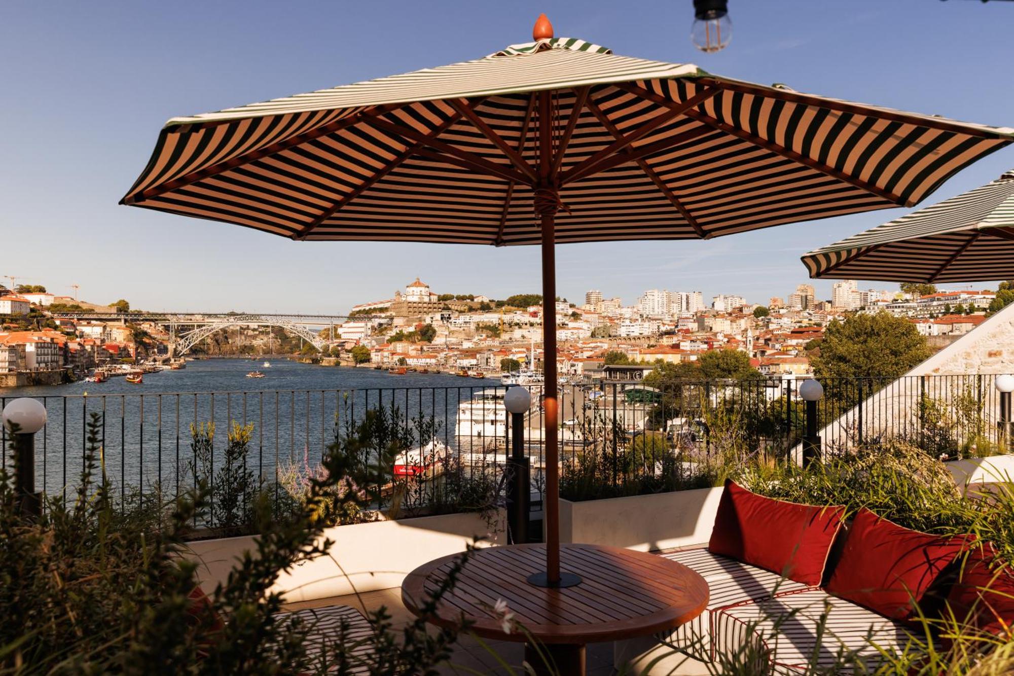 The Rebello Hotel & Spa - Small Luxury Hotels Of The World Βίλα Νόβα ντε Γκάια Εξωτερικό φωτογραφία View of the Acropolis from the hotel