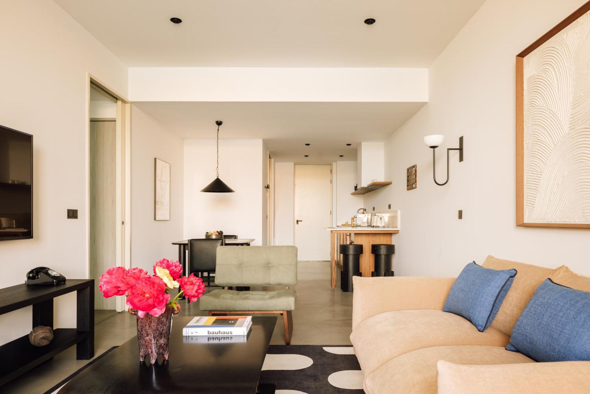 The Rebello Hotel & Spa - Small Luxury Hotels Of The World Βίλα Νόβα ντε Γκάια Εξωτερικό φωτογραφία A living room at the Standard East Village
