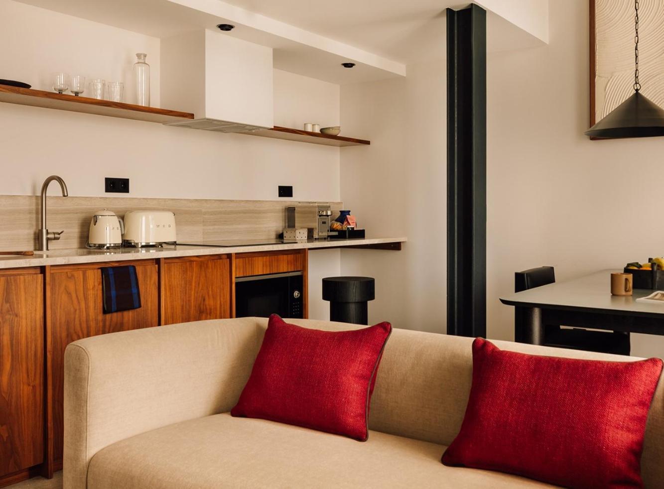 The Rebello Hotel & Spa - Small Luxury Hotels Of The World Βίλα Νόβα ντε Γκάια Εξωτερικό φωτογραφία A kitchen in a suite at the Mandarin Oriental, Munich