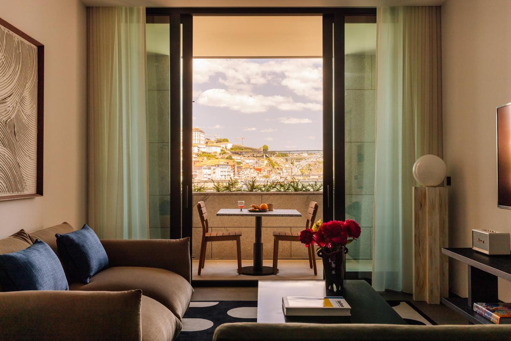 The Rebello Hotel & Spa - Small Luxury Hotels Of The World Βίλα Νόβα ντε Γκάια Εξωτερικό φωτογραφία A suite at the Four Seasons Hotel, Athens